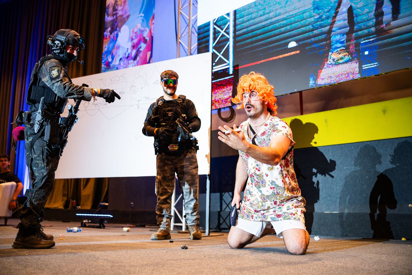 Performance teatral con temática militar en FreakCon