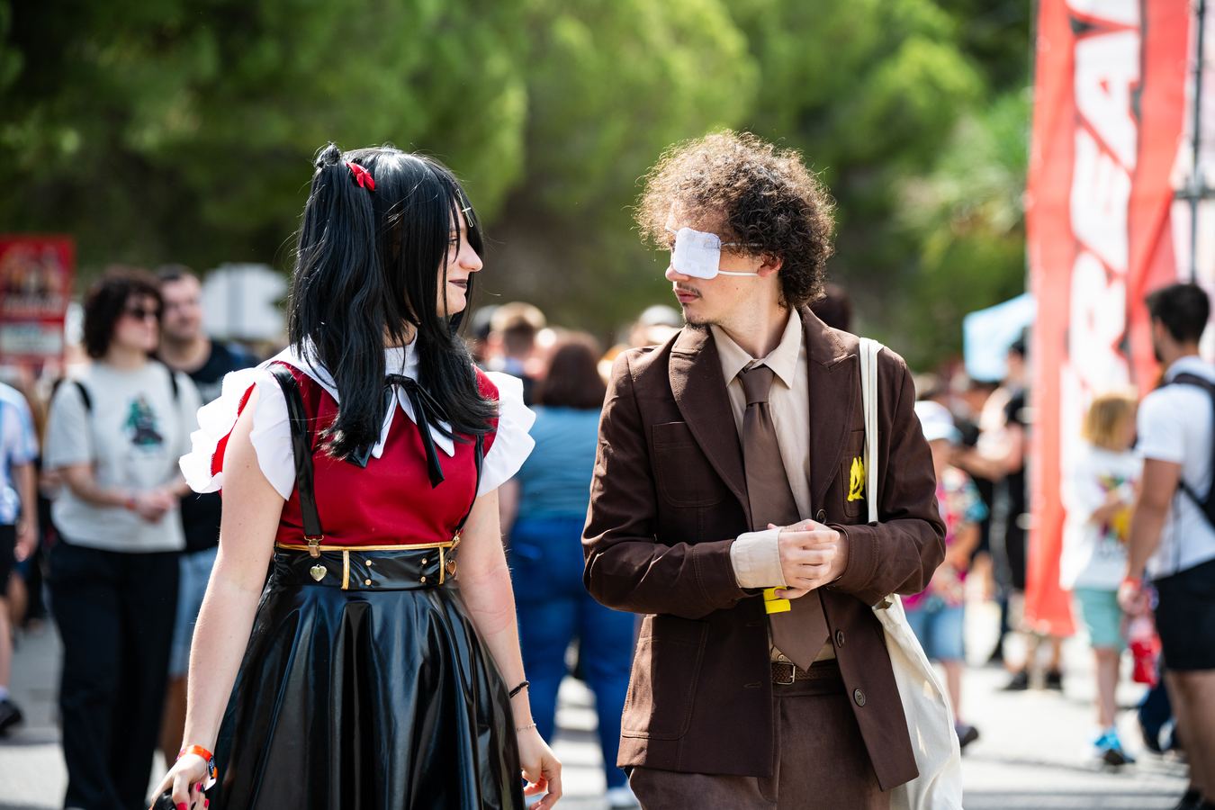 Pareja de cosplay paseando por FreakCon