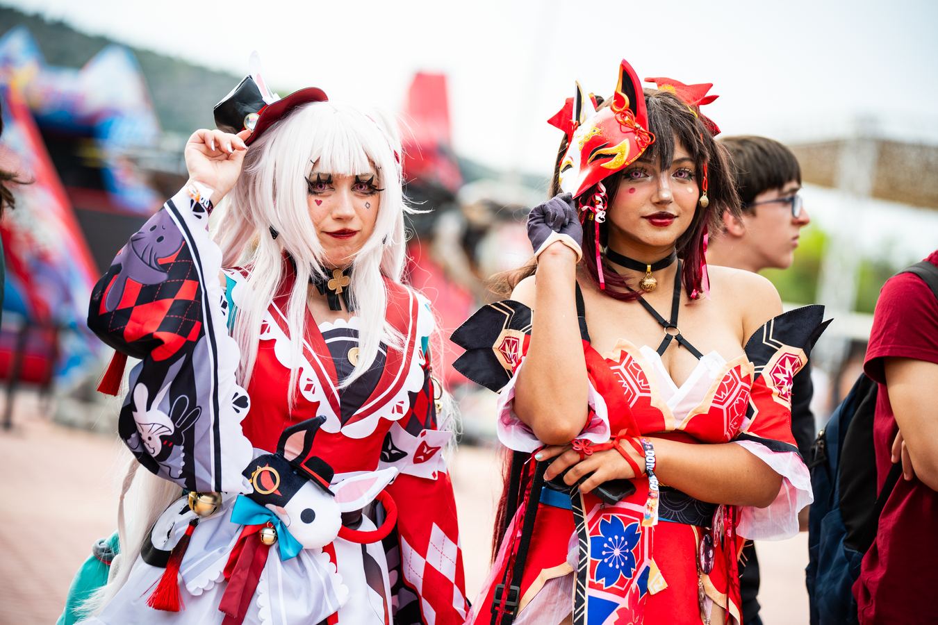 Grupo de cosplay posando juntas en FreakCon